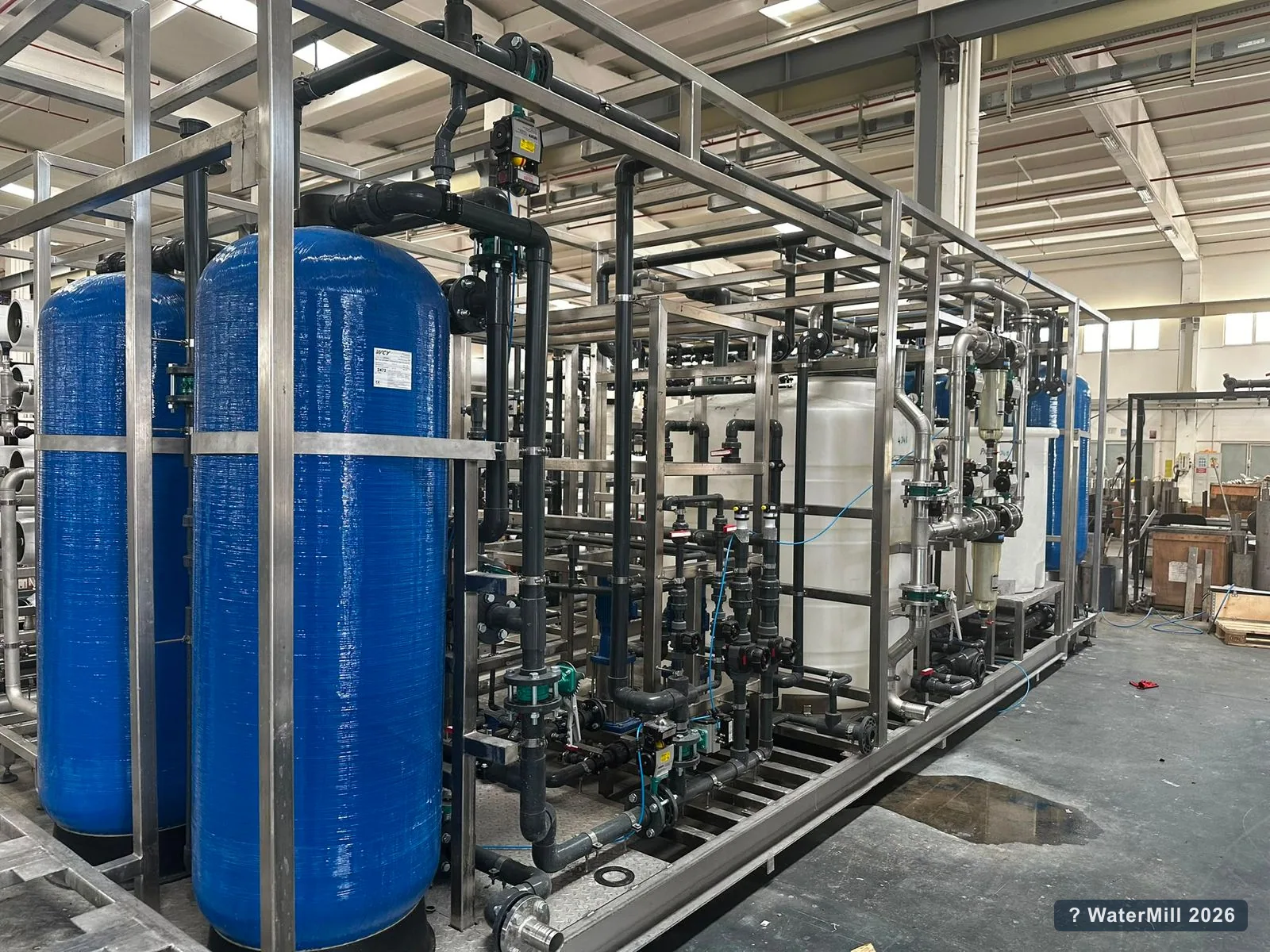 Filtre tankları, kimyasal tanklar, vanalar ve enstrümantasyonla bütünleşik ön arıtma sistemi