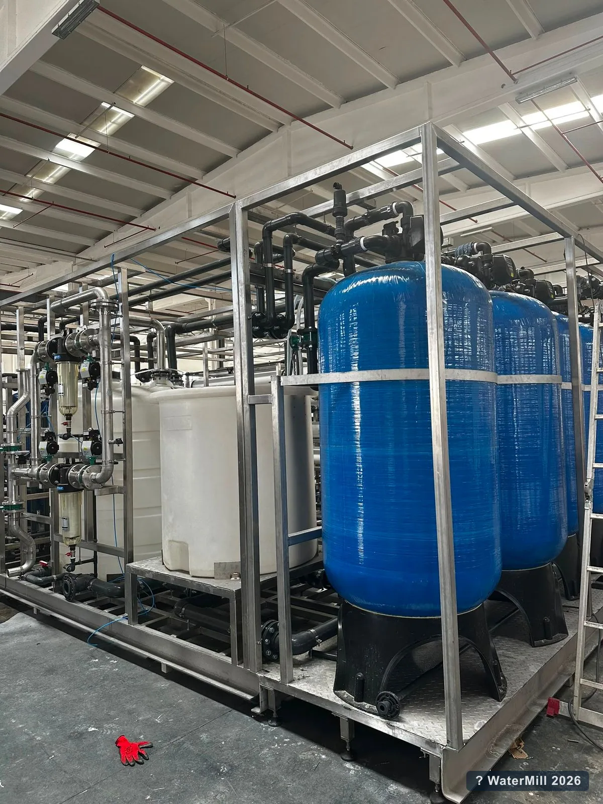 Mavi basınçlı filtre tankları ve proses borulamasıyla hazırlanan ön arıtma skid sistemi