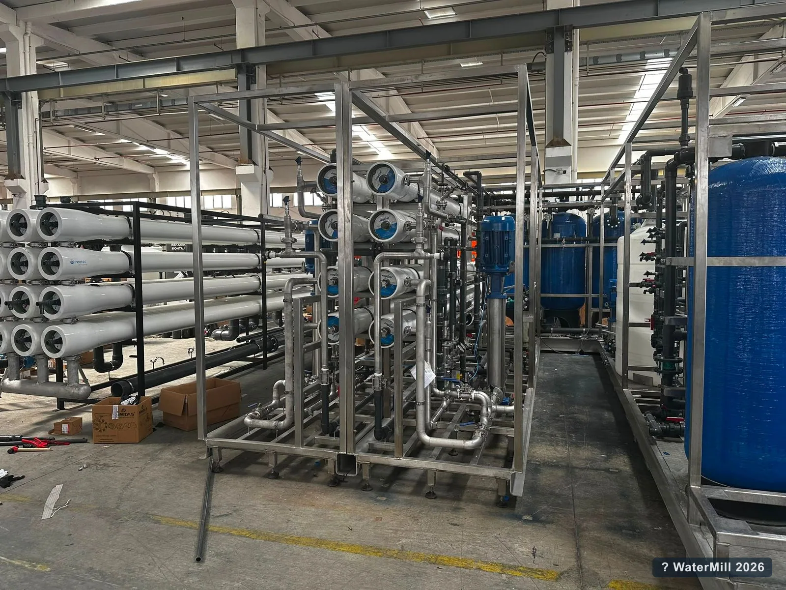 WaterMill üretim alanında paslanmaz çelik borulama ve membran üniteleriyle imal edilen proses skid sistemi