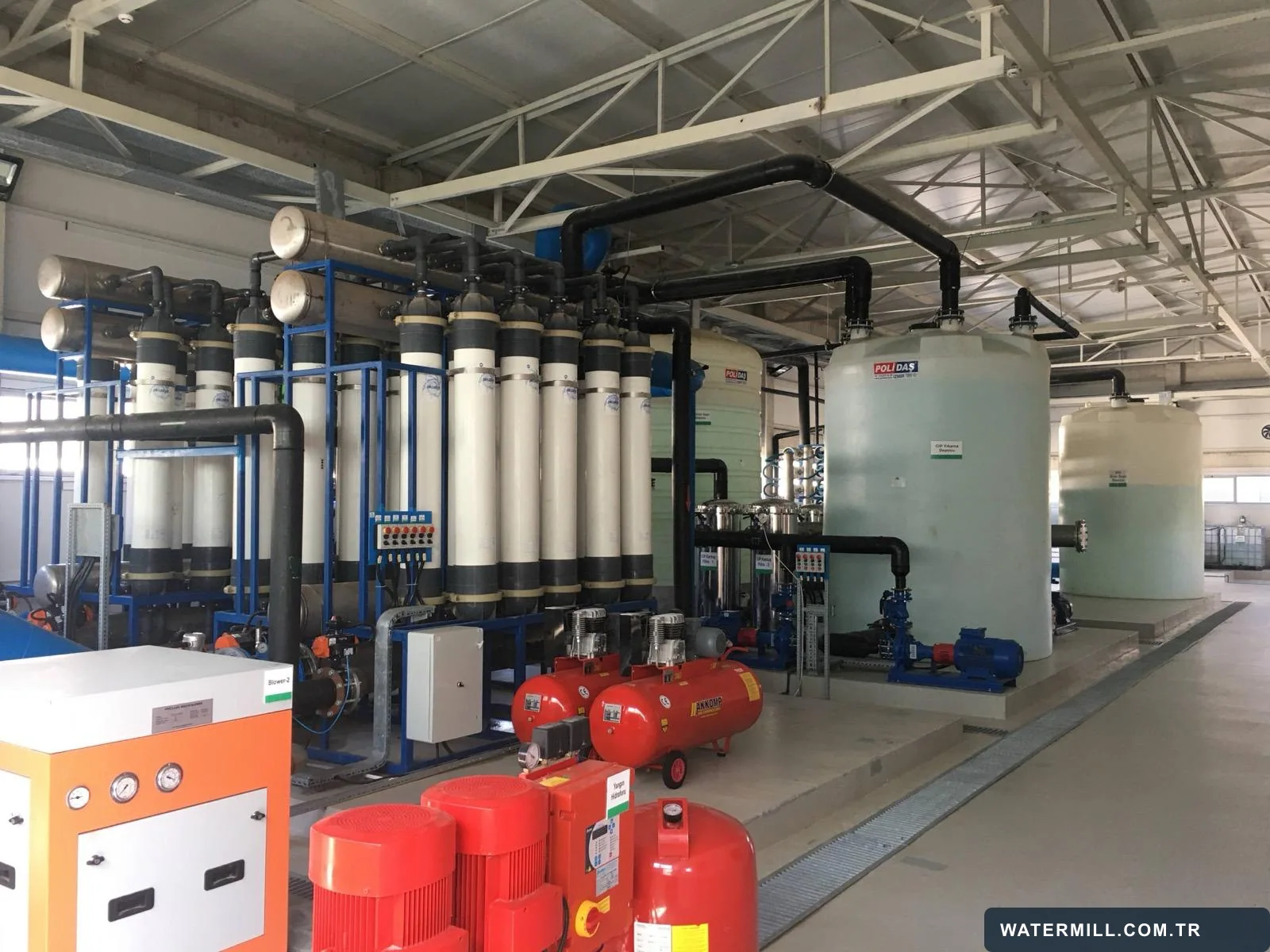 Ultrafiltrasyon membranları ve proses tankları bulunan arıtma tesisi
