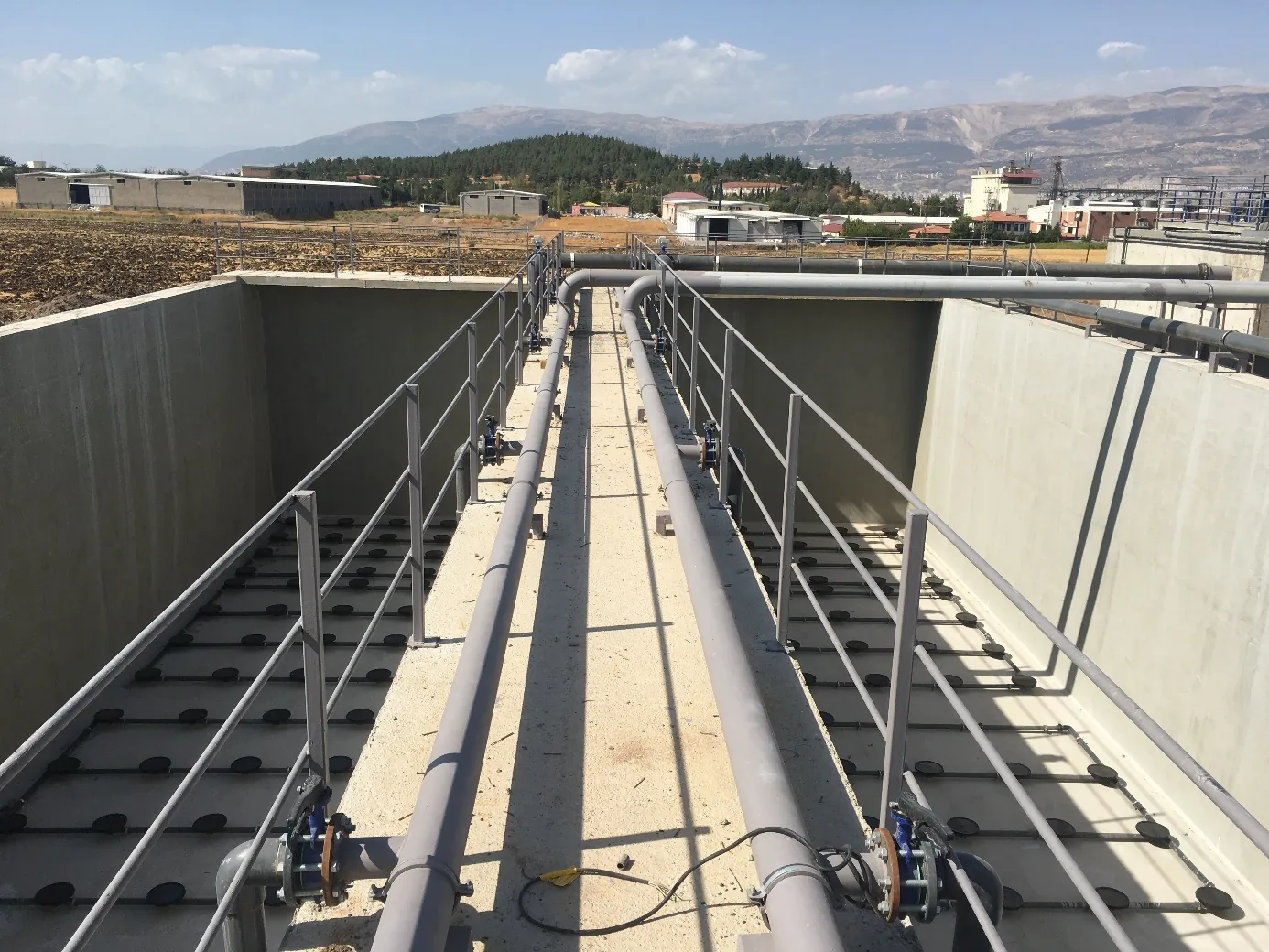 Endüstriyel atıksu arıtma havuzu yürüyüş platformu ve difüzör hatları
