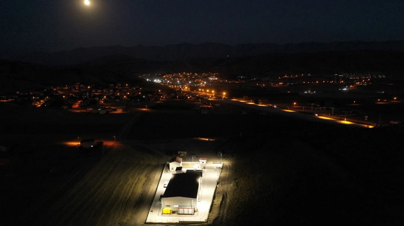 Gece aydınlatmalı genel arıtma tesisi drone görünümü